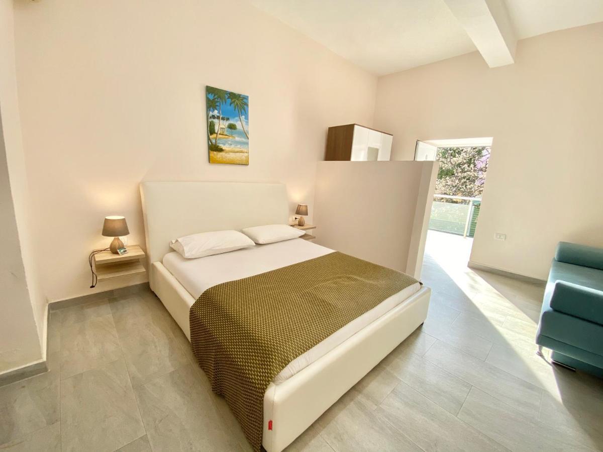 Guesthouse Riviera "Xh&M" Dhermi Bagian luar foto