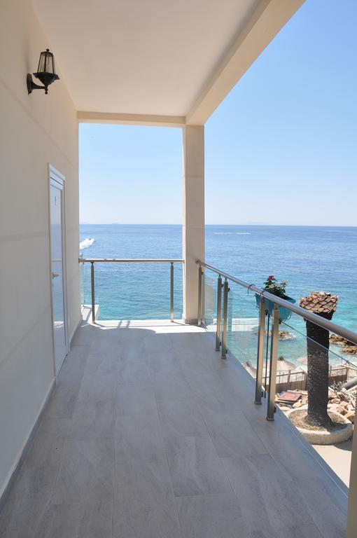 Guesthouse Riviera "Xh&M" Dhermi Bagian luar foto