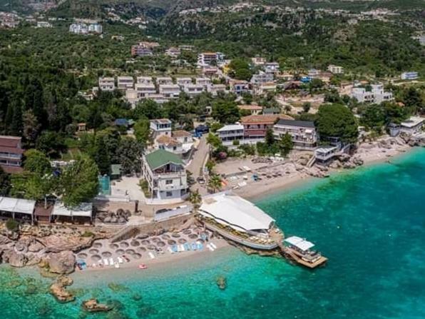 Guesthouse Riviera "Xh&M" Dhermi Bagian luar foto